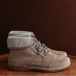 Chaco Women’s and Brown Barbary Leather lace up hiking Boots Size 9